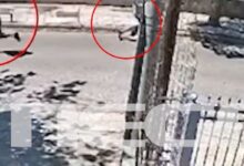 Η-στιγμή-της-επίθεσης-από-συμμορία-νεαρών-σε-ηλικιωμένη-για-να-την-ληστέψουν-–-Βίντεο-ντοκουμέντο