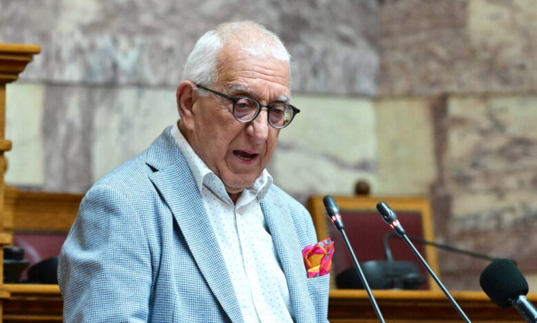 Συζήτηση-για-αύξηση-της-αποζημίωσης-των-βουλευτών-από-75-στα-150-ευρώ-–-Τι-απαντά-ο-Κακλαμάνης