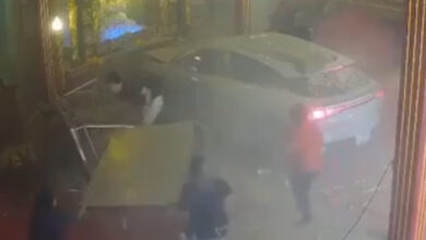 Ταϊλάνδη:-Αυτοκίνητο-«μπούκαρε»-σε-ναό-την-ώρα-της-προσευχής-–-Τρεις-τραυματίες,-μία-γυναίκα-σοβαρά
