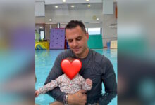 Ο-Παναγιώτης-Κουτσουμπής-πήγε-για-baby-swimming-με-την-κόρη-του,-Ξένια