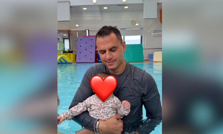 Ο-Παναγιώτης-Κουτσουμπής-πήγε-για-baby-swimming-με-την-κόρη-του,-Ξένια