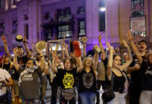 Ισπανία:-Διαδηλωτές-παραμένουν-στους-δρόμους-με-κατσαρόλες-και-συνθήματα-–-«Είναι-η-ώρα-της-αλήθειας»-λέει-ο-Σάντσεθ-για-το-στεγαστικό