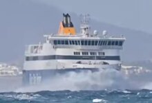 Καιρός:-Το-blue-star-naxos-δίνει-«μάχη»-στη-φουρτουνιασμένη-θάλασσα-–-Ριπές-62-χιλιομέτρων-την-ώρα