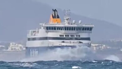 Καιρός:-Το-blue-star-naxos-δίνει-«μάχη»-στη-φουρτουνιασμένη-θάλασσα-–-Ριπές-62-χιλιομέτρων-την-ώρα