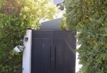 Γιώργος-Μαζωνάκης:-Δεύτερη-έρευνα-στο-σπίτι-του-στη-Βούλα-–-Παρόντες-και-συγγενείς-του-τραγουδιστή