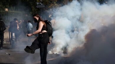 Εκτός-ελέγχου-η-κατάσταση-στη-Γαλλία:-Απίστευτης-αγριότητας-επεισόδια,-564-κλειστά-σχολεία-και-σχεδόν-3.000-συλλήψεις-–-Σοκάρει-ο-ξυλοδαρμός-αστυνομικού
