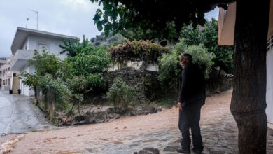 Καιρός:-«Σφυροκοπούν»-την-Κρήτη-ισχυρές-καταιγίδες-και-θυελλώδεις-άνεμοι-–-Τα-318-λίτρα-νερού-έφτασαν-τα-ύψη-βροχής-στο-Ξυλόσκαλο-Χανίων