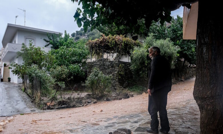 Καιρός:-«Σφυροκοπούν»-την-Κρήτη-ισχυρές-καταιγίδες-και-θυελλώδεις-άνεμοι-–-Τα-318-λίτρα-νερού-έφτασαν-τα-ύψη-βροχής-στο-Ξυλόσκαλο-Χανίων