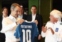 Ο-Κυριάκος-Μητσοτάκης-επισκέφτηκε-την-Εθνική-ποδοσφαίρου-–-Η-φανέλα-που-δόθηκε-στον-Έλληνα-πρωθυπουργό