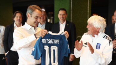 Ο-Κυριάκος-Μητσοτάκης-επισκέφτηκε-την-Εθνική-ποδοσφαίρου-–-Η-φανέλα-που-δόθηκε-στον-Έλληνα-πρωθυπουργό