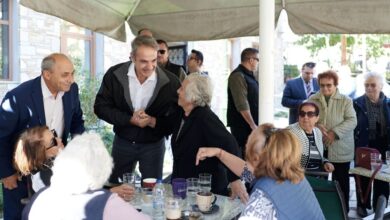 Κυριάκος-Μητσοτάκης-στην-Πιερία:-«Δεν-υπάρχει-για-εμάς-καμία-ξεχασμένη-περιοχή»-–-Η-θερμή-υποδοχή-στον-Κολινδρό-και-τα-«πηγαδάκια»-με-τους-κατοίκους