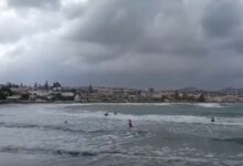 Η-Κρήτη-σε-κόκκινο-συναγερμό-από-την-κακοκαιρία-αλλά-κάποιοι-στα-Χανιά-πήγαν-για-μπάνιο-–-Βίντεο