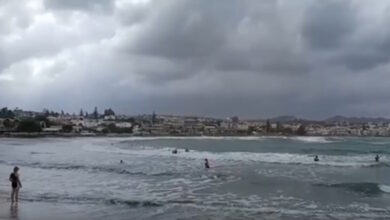Η-Κρήτη-σε-κόκκινο-συναγερμό-από-την-κακοκαιρία-αλλά-κάποιοι-στα-Χανιά-πήγαν-για-μπάνιο-–-Βίντεο
