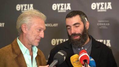 «Τσίπουρο,-Καρέλια-και-ιστορία»:-Ο-Ρομέν-Γαβράς-αποθεώνει-την-Ελλάδα-–-Η-«ντρίπλα»-Βενσάν-Κασέλ-για-τις-Ελληνίδες