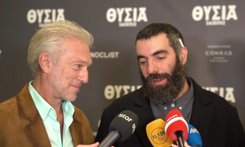 «Τσίπουρο,-Καρέλια-και-ιστορία»:-Ο-Ρομέν-Γαβράς-αποθεώνει-την-Ελλάδα-–-Η-«ντρίπλα»-Βενσάν-Κασέλ-για-τις-Ελληνίδες
