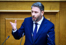Ανδρουλάκης-κατά-Μητσοτάκη-με-Δήμητρα-Γαλάνη:-Οι-επιστολές-στην-φον-ντερ-Λάιεν-μου-θυμίζουν-«Τα-γαλάζια-σου-γράμματα»-–-Μια-ζωή-περιμένω,-μα-δεν-γίνονται-θαύματα