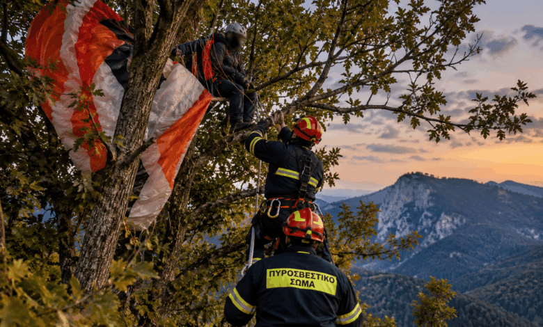 Τρίκαλα:-Αλεξιπτωτιστής-εγκλωβίστηκε-σε-δέντρο-στον-Κόζιακα