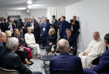 Το-«privilege-du-blanc»-που-«εκμεταλλεύτηκε»-η-πριγκίπισσα-Σαρλίν-στην-συνάντησή-της-με-τον-Πάπα-Λέοντα:-Γιατί-ήταν-η-μόνη-που-επιτρεπόταν-να-φορέσει-λευκά