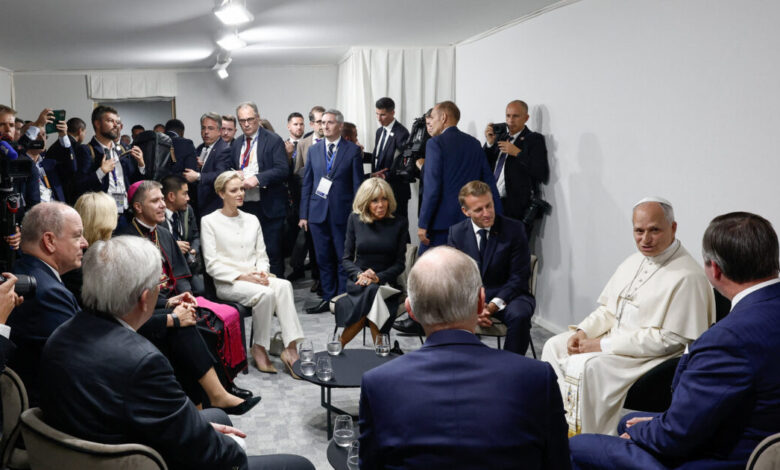 Το-«privilege-du-blanc»-που-«εκμεταλλεύτηκε»-η-πριγκίπισσα-Σαρλίν-στην-συνάντησή-της-με-τον-Πάπα-Λέοντα:-Γιατί-ήταν-η-μόνη-που-επιτρεπόταν-να-φορέσει-λευκά