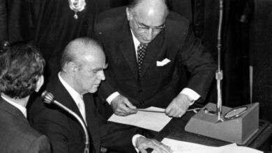 52-χρόνια-Νέα-Δημοκρατία,-από-τον-Καραμανλή-στον-Μητσοτάκη:-Νίκες,-ήττες,-μάχες-διαδοχής-και-ιστορικές-καμπές