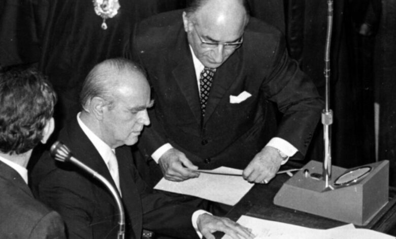 52-χρόνια-Νέα-Δημοκρατία,-από-τον-Καραμανλή-στον-Μητσοτάκη:-Νίκες,-ήττες,-μάχες-διαδοχής-και-ιστορικές-καμπές