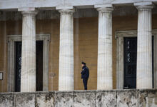 Τηλεφώνημα-για-βόμβα-στη-Βουλή-–-Έρευνες-από-το-ΤΕΕΜ-και-ειδικά-εκπαιδευμένα-σκυλιά