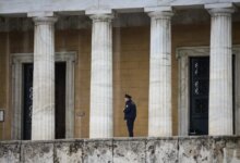 Τηλεφώνημα-για-βόμβα-στη-Βουλή-–-Έρευνες-από-το-ΤΕΕΜ-και-ειδικά-εκπαιδευμένα-σκυλιά