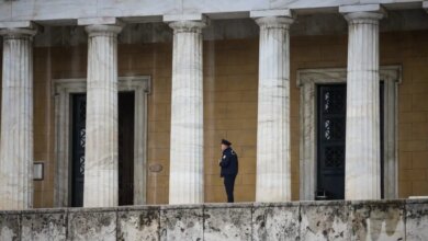Τηλεφώνημα-για-βόμβα-στη-Βουλή-–-Έρευνες-από-το-ΤΕΕΜ-και-ειδικά-εκπαιδευμένα-σκυλιά