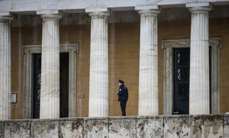 Τηλεφώνημα-για-βόμβα-στη-Βουλή-–-Έρευνες-από-το-ΤΕΕΜ-και-ειδικά-εκπαιδευμένα-σκυλιά