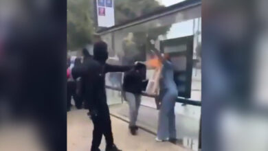 Γαλλία:-15χρονος-έκαψε-γυναίκα-στο-πρόσωπο-με-αυτοσχέδιο-«φλογοβόλο»-–-Σοκαριστικό-βίντεο-από-τη-Μασσαλία