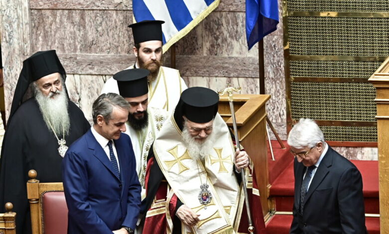 Βουλή:-Υπομονή-και-ομόνοια-η-ευχή-του-Αρχιεπισκόπου-στον-αγιασμό-–-Παρόντες-όλοι-οι-πολιτικοί-αρχηγοί-πλην-του-Βελόπουλου
