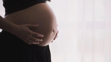 Καύσωνας-στην-εγκυμοσύνη:-25%-αυξημένος-κίνδυνος-επιπλοκών,-προειδοποιούν-οι-γιατροί
