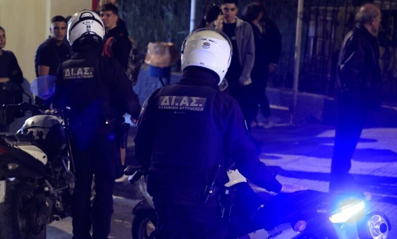 Πάτρα:-Χειροπέδες-σε-δραπέτη-μετά-από-«ντου»-σε-οικισμό-Ρομά-–-Συνελήφθη-και-ένας-20χρονος