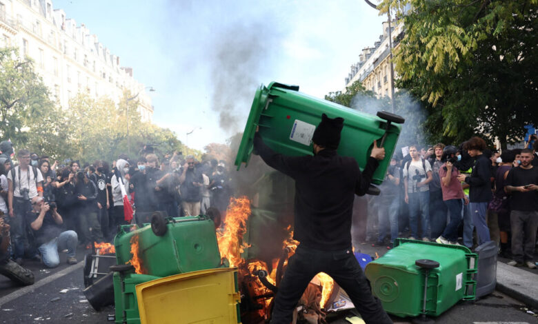 «Πεδίο-μάχης»-η-Γαλλία:-Πάνω-από-900-τραυματίες-και-6.000-προσαγωγές-–-Φωτιές-και-δακρυγόνα-«σκεπάζουν»-Παρίσι,-Λυών-και-Μασσαλία