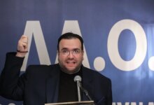 Φίλιππος-Καμπούρης:-Από-την-«trash-tv»,-στην-πολιτική-και-στη-σύλληψη-για-απάτη-–-Το-modus-operandi-της-οργάνωσης-που-έκλεβε-το-Δημόσιο