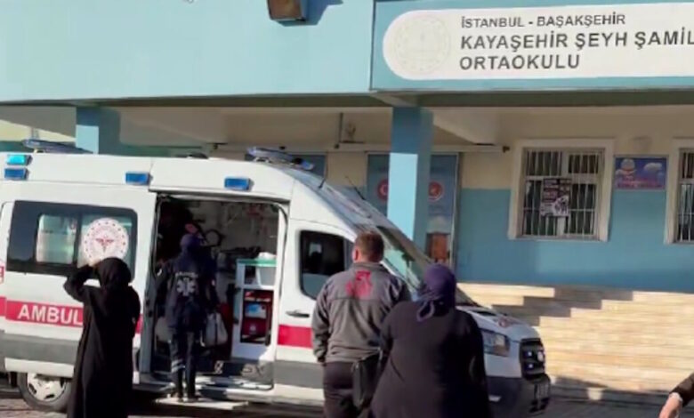 Κωνσταντινούπολη:-Νεκρή-η-μία-από-τις-μαθήτριες-που-δέχτηκαν-επίθεση-με-μαχαίρι-από-15χρονη-σε-γυμνάσιο