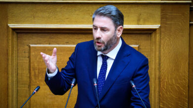 «Χτυπάει-κόκκινο»-η-κόντρα-ΝΔ-–-ΠΑΣΟΚ-στον-δρόμο-προς-τις-κάλπες:-Στο-επίκεντρο-120-δόσεις-και-στεγαστικό