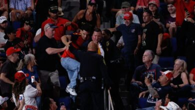 Τραμπ:-Διαδηλωτές-διέκοψαν-την-ομιλία-του-στο-Τέξας-–-Φώναζαν-συνθήματα-και-φορούσαν-μπλούζες-με-«sos-Κούβα»