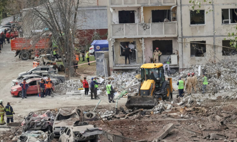 Τρόμος-στην-Ουκρανία:-28-νεκροί-από-ρωσικές-επιθέσεις-–-«Δώρο-γενεθλίων-στον-Πούτιν-από-τον-στρατό-του»,-λέει-ο-Ζελένσκι