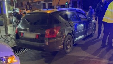 Θεσσαλονίκη:-Καταδίωξη-καταγράφηκε-σε-live-μετάδοση-–-Οδηγός-που-μετέφερε-μετανάστες-τράκαρε-ΙΧ-και-διέφυγε-πεζός