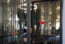 Η-Ισπανία-αποχαιρετά-τη-Μαρικάρμεν:-Ένα-λουλούδι-κι-ένα-σημείωμα-στην-πόρτα-του-σπιτιού-που-δεν-πρόλαβε-να-ξαναδεί