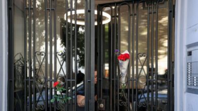 Η-Ισπανία-αποχαιρετά-τη-Μαρικάρμεν:-Ένα-λουλούδι-κι-ένα-σημείωμα-στην-πόρτα-του-σπιτιού-που-δεν-πρόλαβε-να-ξαναδεί