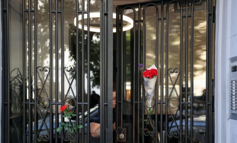 Η-Ισπανία-αποχαιρετά-τη-Μαρικάρμεν:-Ένα-λουλούδι-κι-ένα-σημείωμα-στην-πόρτα-του-σπιτιού-που-δεν-πρόλαβε-να-ξαναδεί