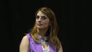 «Πόλεμος»-ΕΛΑΣ-–-ΠΑΣΟΚ:-Στη-Δικαιοσύνη-προαναγγέλλει-ότι-θα-προσφύγει-η-Παπαδοπούλου-κατά-του-Κωνσταντόπουλου-–-«Ούτε-βήμα-πίσω»