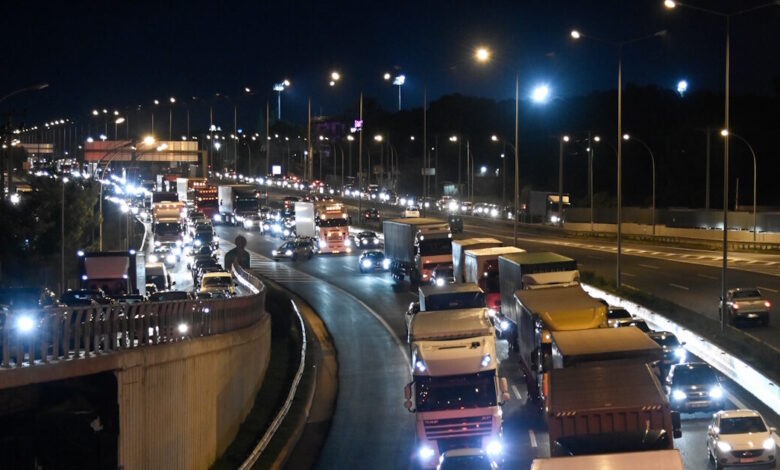 Τροχαίο-με-4-μοτοσικλέτες-στην-Αθηνών-–-Κορίνθου,-στο-ύψος-της-Αττικής-oδού:-Σημαντικές-καθυστερήσεις