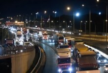 Τροχαίο-με-4-μοτοσικλέτες-στην-Αθηνών-–-Κορίνθου,-στο-ύψος-της-Αττικής-oδού:-Σημαντικές-καθυστερήσεις