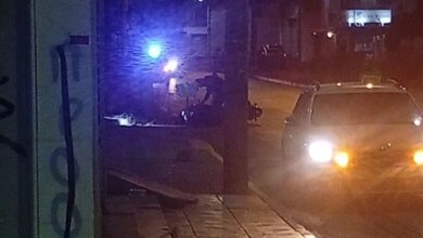 Βίντεο-ντοκουμέντο-από-το-θανατηφόρο-τροχαίο-στη-λεωφόρο-Θηβών-–-Οι-δύο-αναβάτες-πέφτουν-πάνω-σε-κολόνα-και-εκσφενδονίζονται