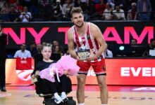 Η-μικρή-Αμέλια-βράβευσε-τον-Σάσα-Βεζένκοφ-ως-πρεσβευτή-της-euroleague-πριν-το-Ολυμπιακός-–-Εφές-Αναντολού