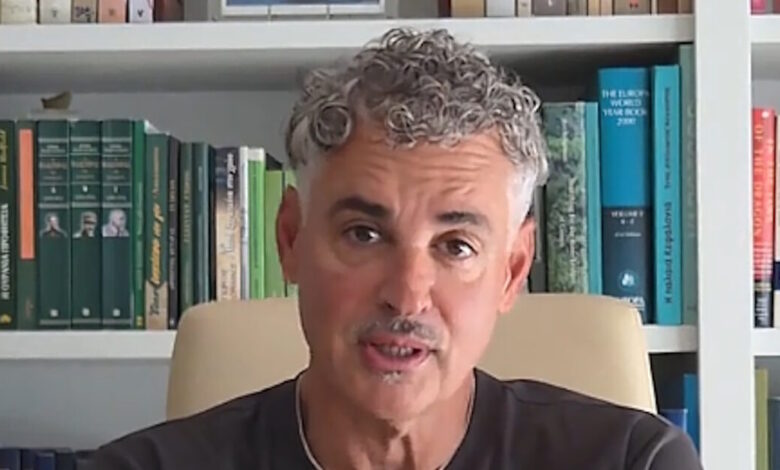 Ο-Άρης-Σπηλιωτόπουλος-απαντά-σε-όσους-σχολίασαν-το-νέο-του-look-–-«Τα-τρολάκια-Μητσοτάκη»