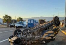 Λαμία:-Αυτοκίνητο-τράκαρε-με-αγροτικό-και-αναποδογύρισε-–-Ένας-τραυματίας